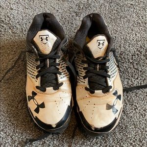 Metal softball cleats